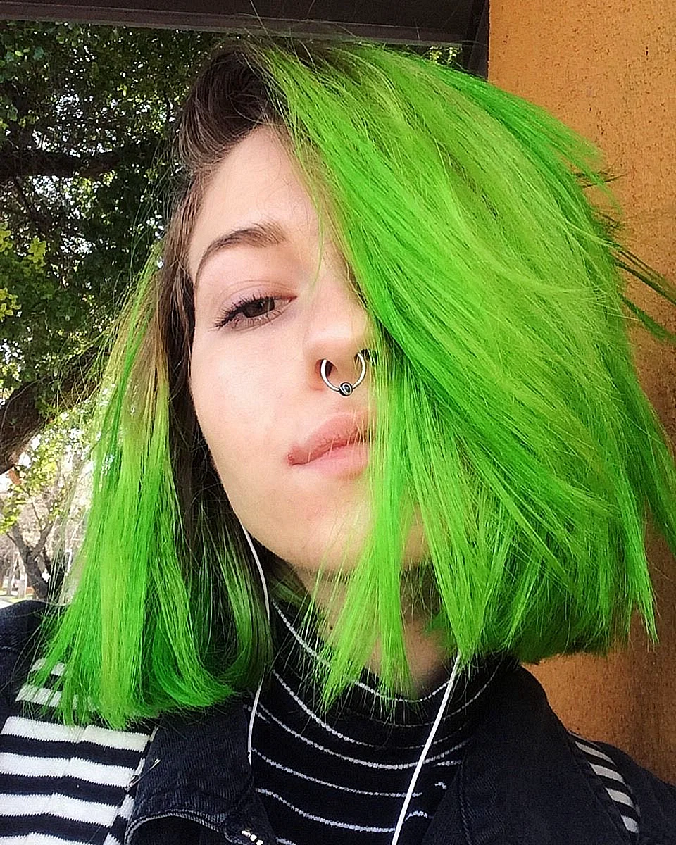 Мия Бойко с зелёными волосами