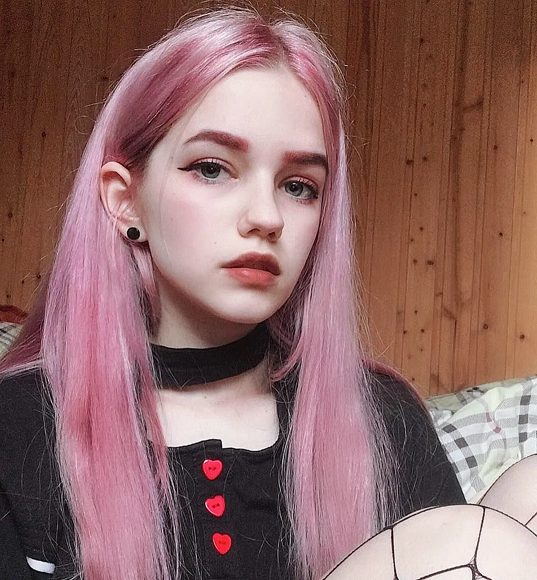 Милая девушка с розовыми волосами