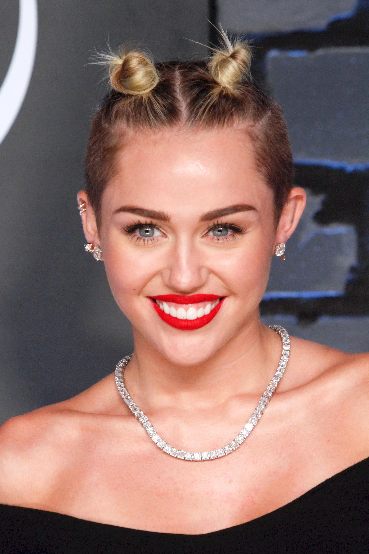 Miley Cyrus с пучком