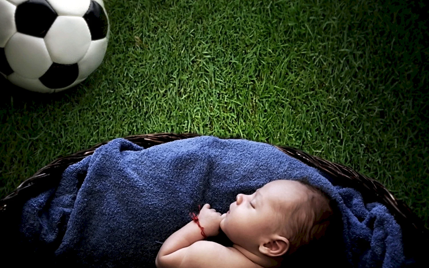Младенец с футбольным мячом