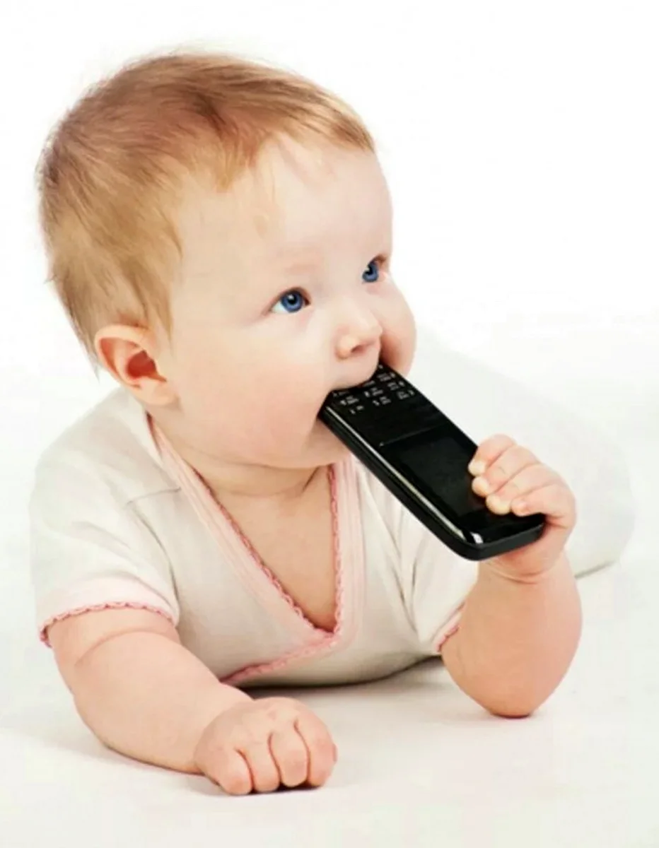 Младенец с телефоном