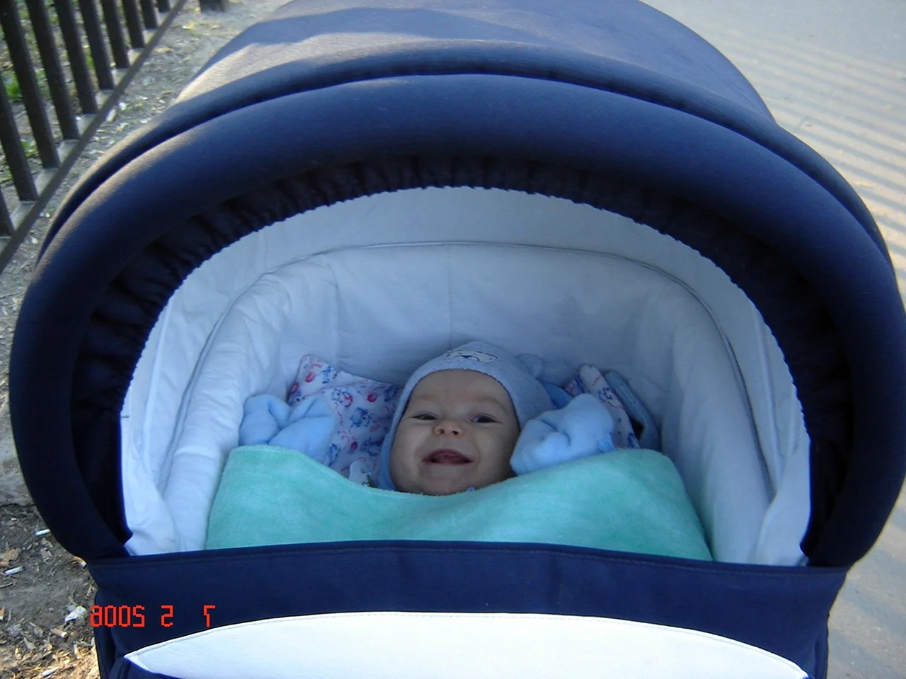 Младенец в коляске