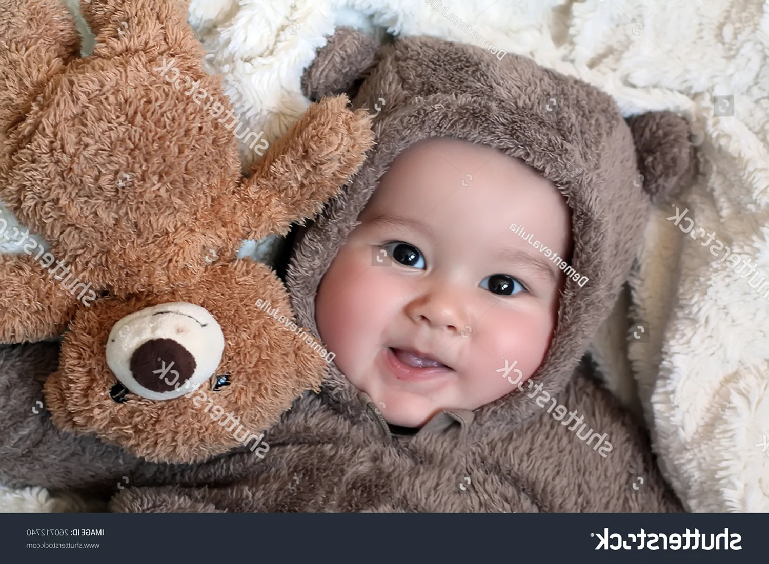 Младенец в костюме медвежонка