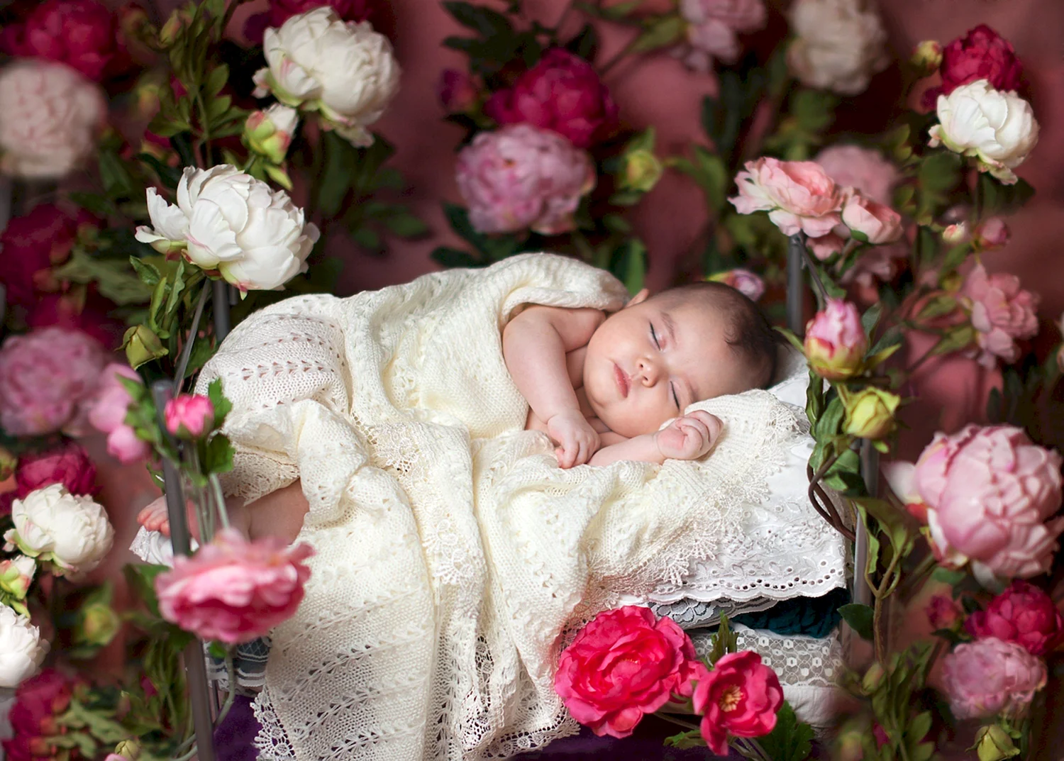 Младенец в цветке