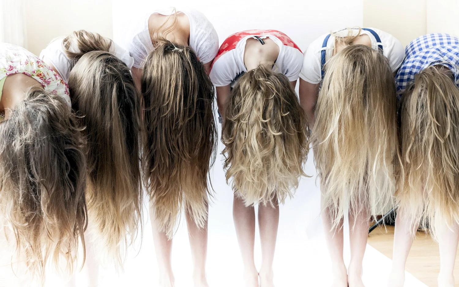 Много длинных волос девушек