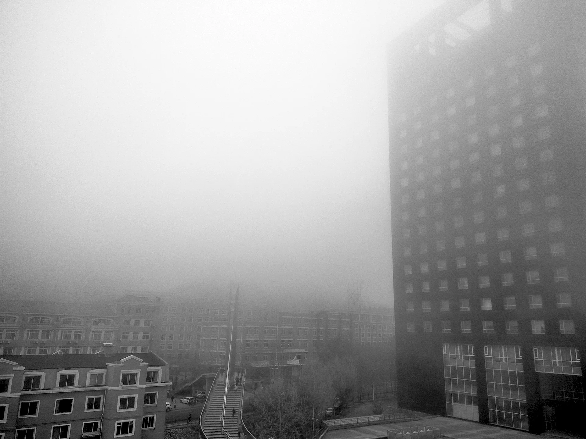 Многоэтажки в тумане