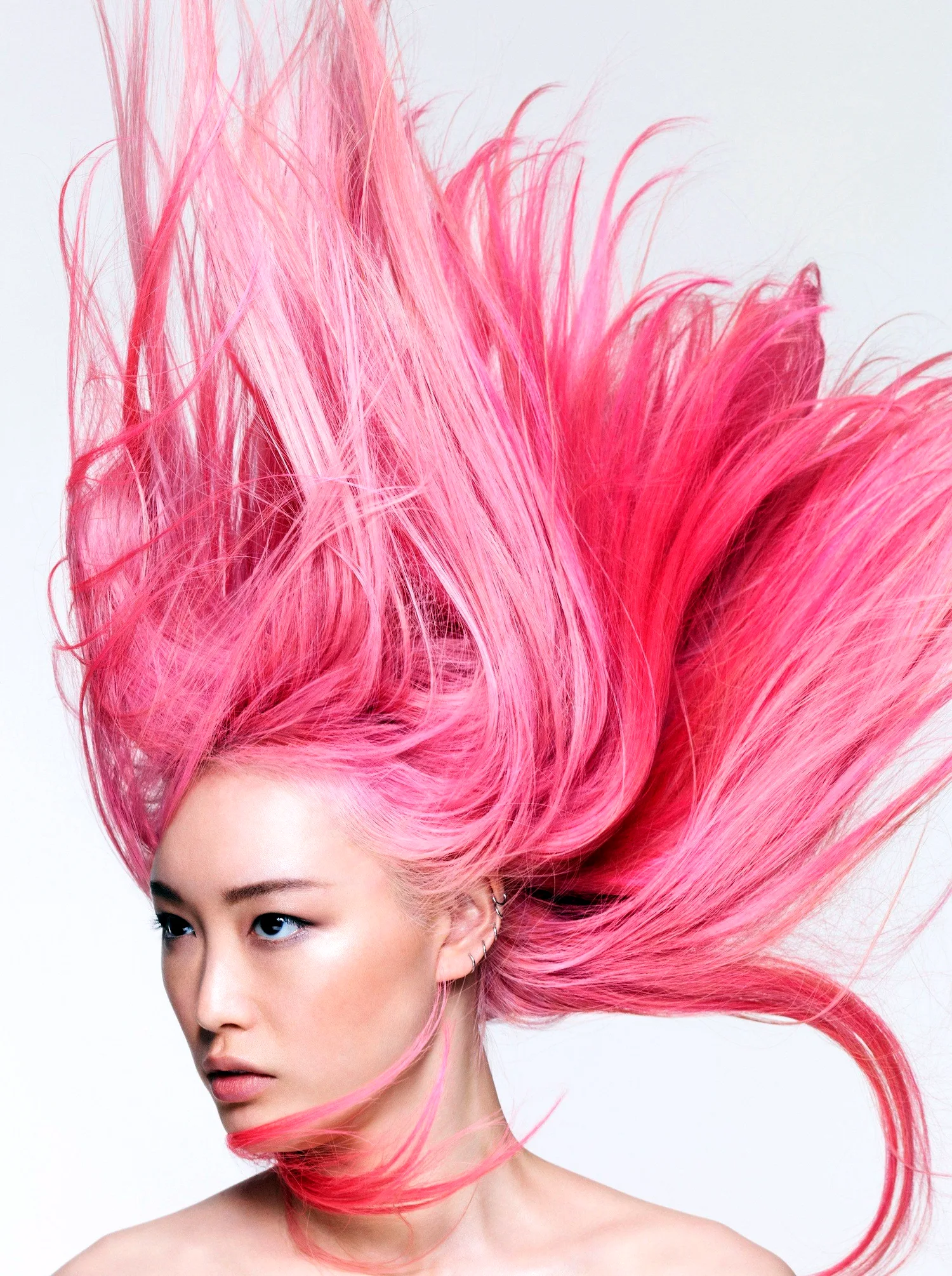 Модель с розовыми волосами