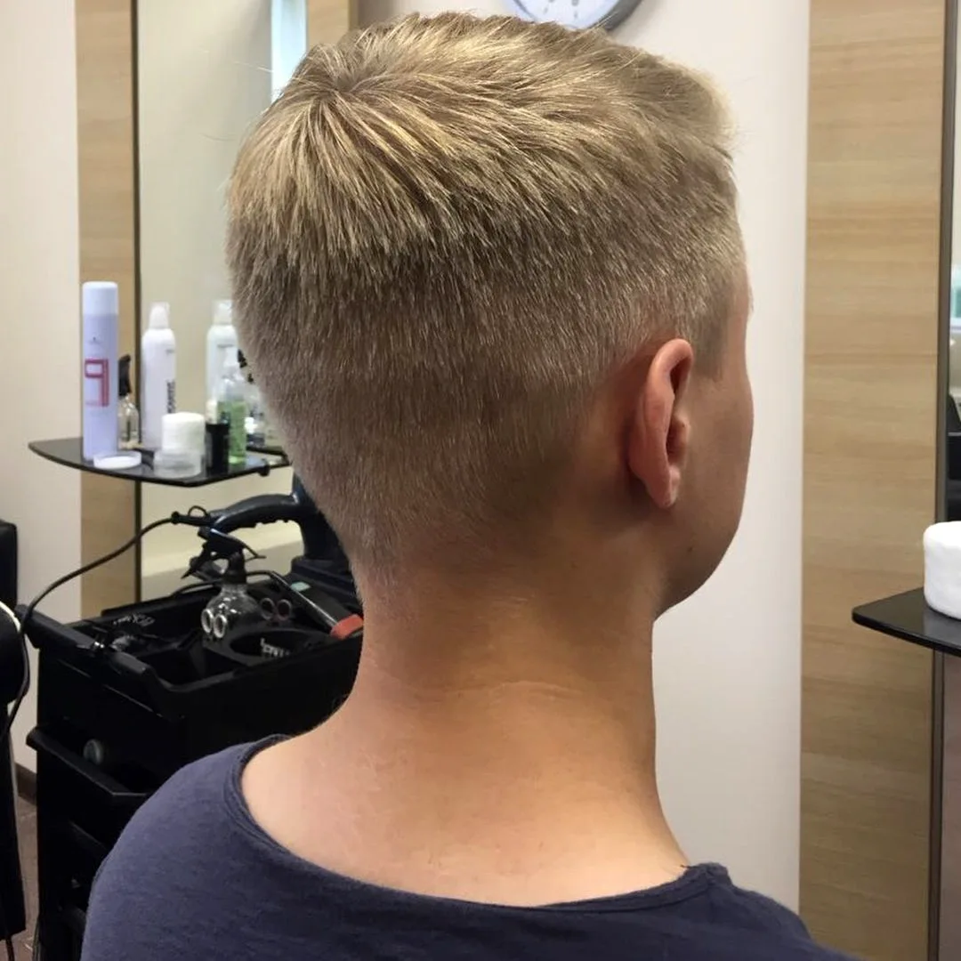 Модельная стрижка мужская с волосами сзади