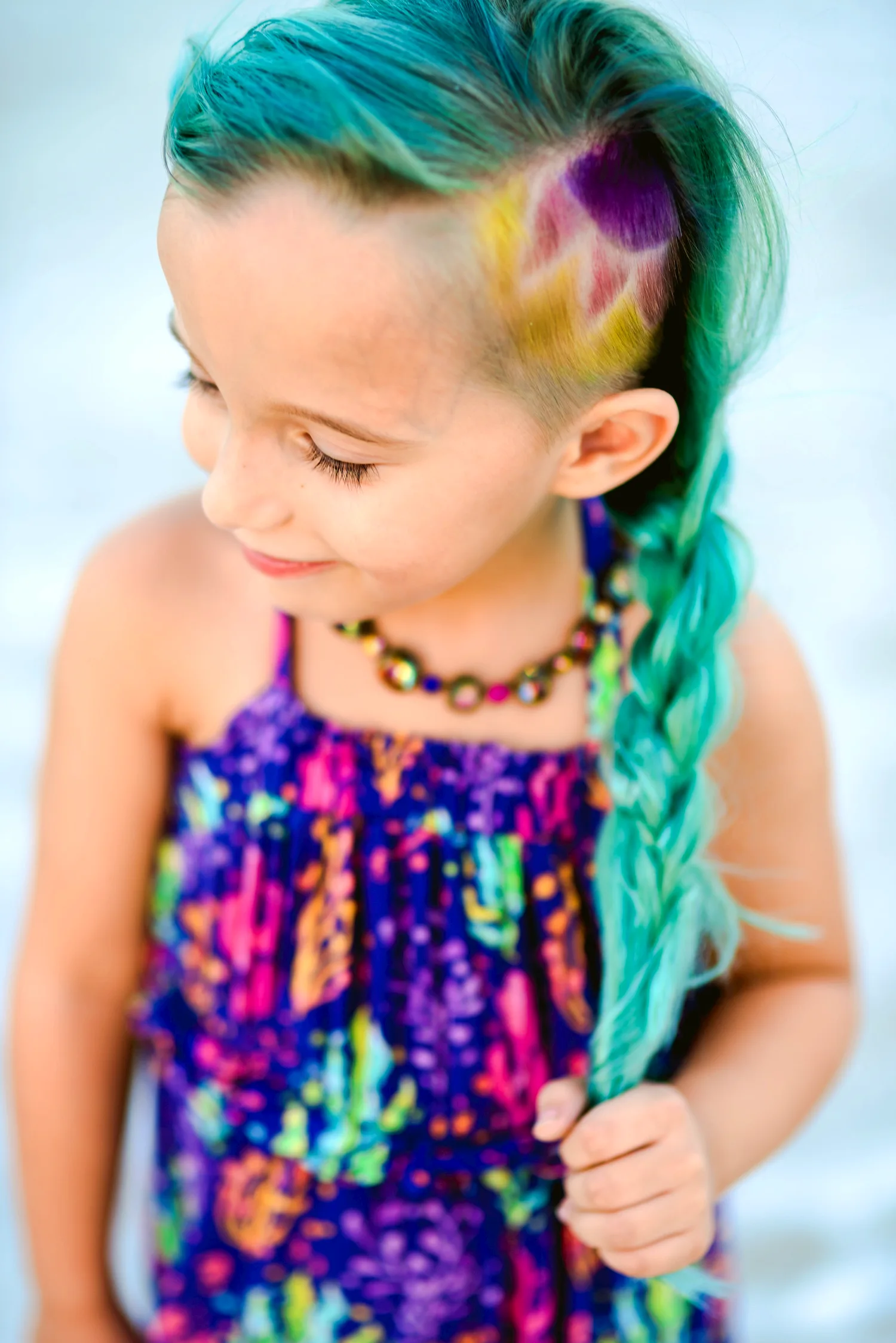 Модные стрижки для девочек с разноцветными волосами