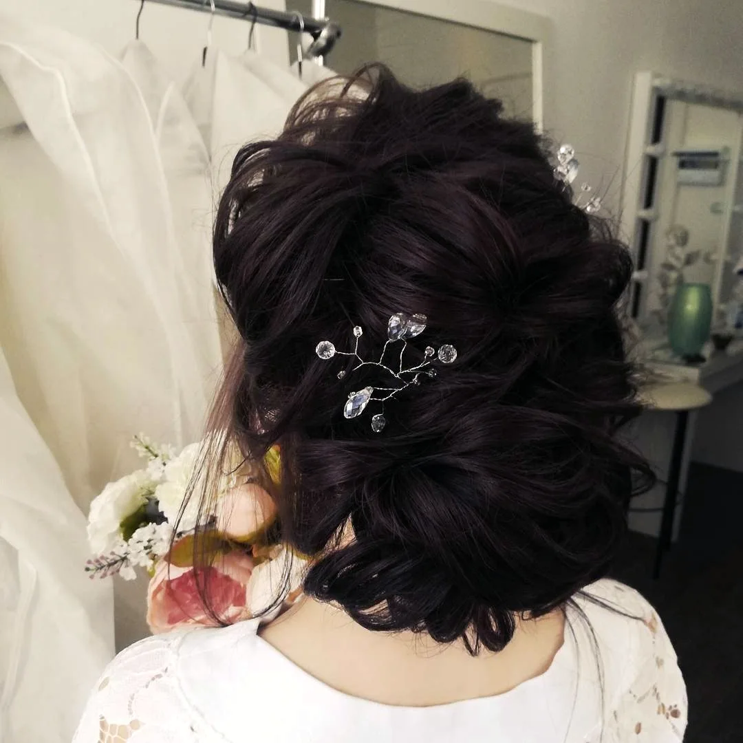 Модные Свадебные прически на темные средние волосы