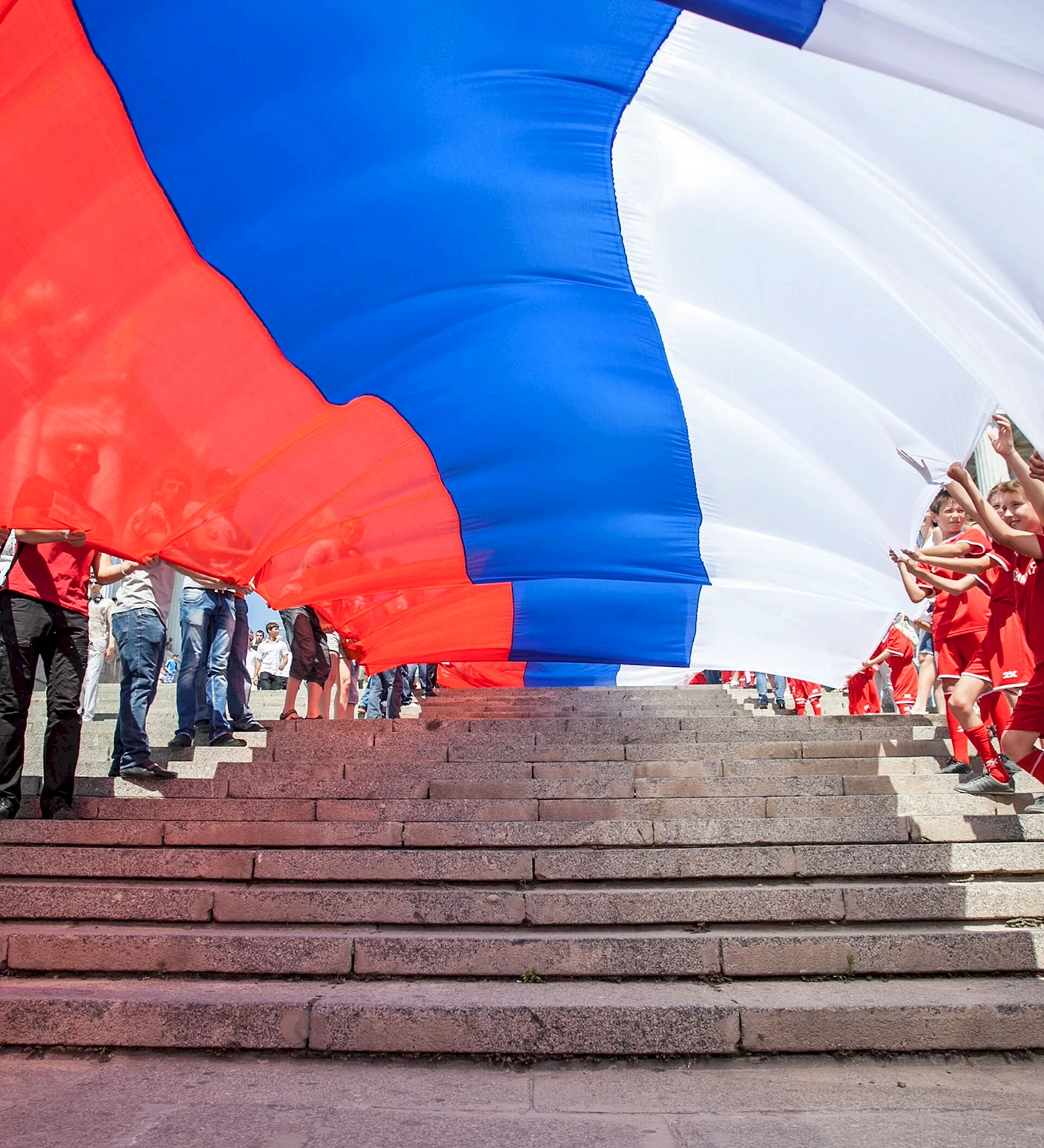 Молодежь с российским флагом