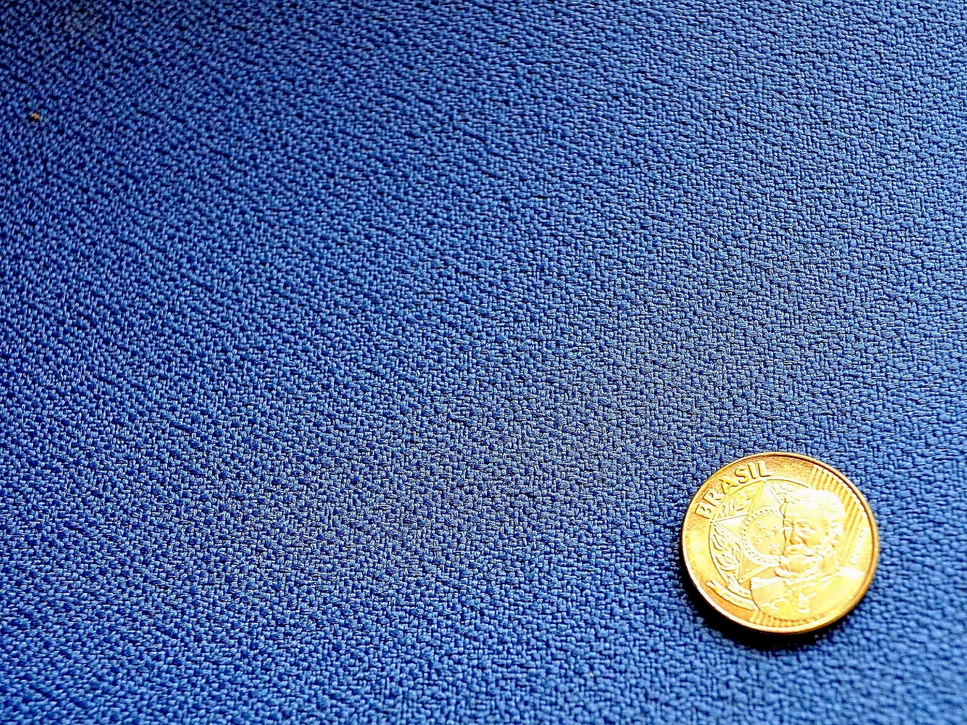 Монеты на голубом фоне