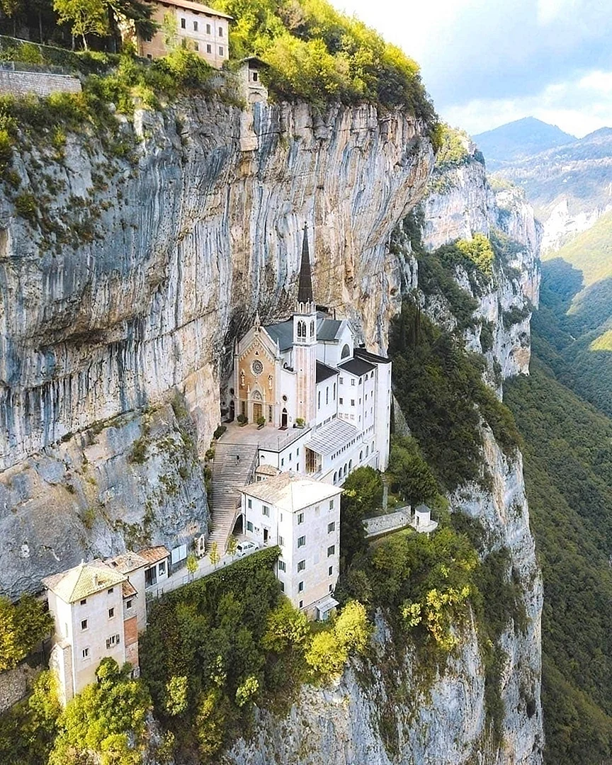Монте Бальдо Италия Церковь в скале
