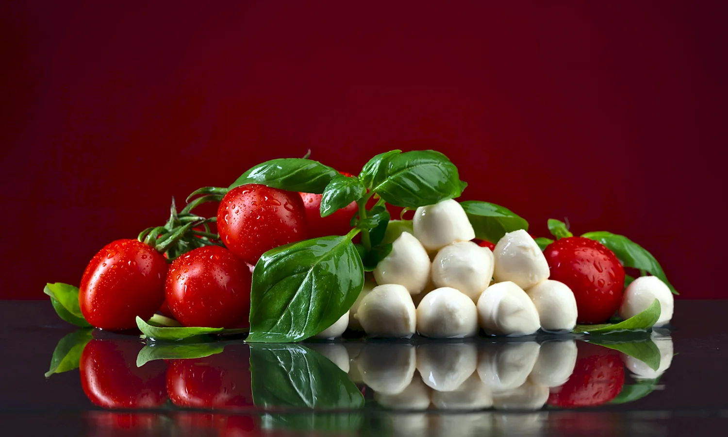 Моцарелла с томатами и базиликом