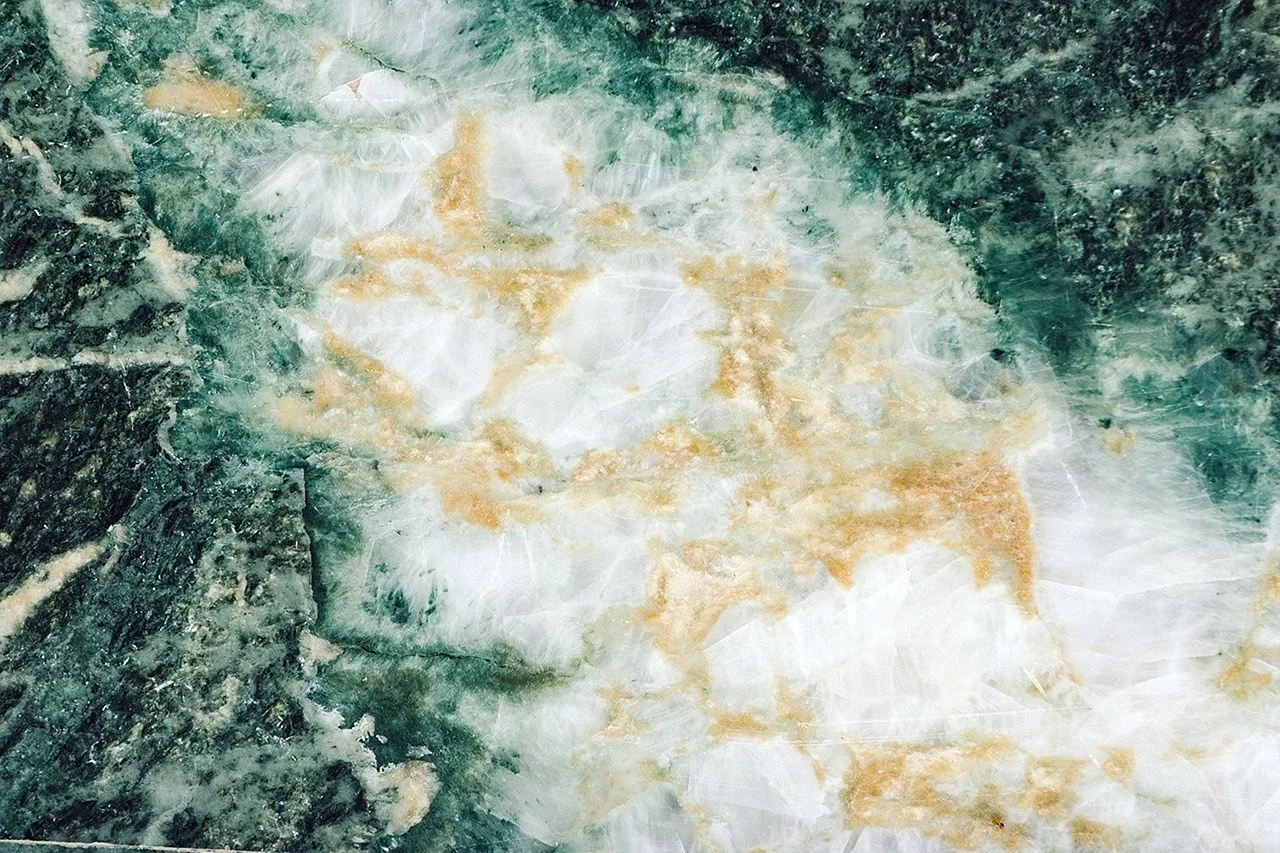 Фон мрамор с золотом. Malachite Gold мрамор. Geode Granite мрамор. Мрамор малахит с золотом. Изумрудный золотой мрамор.