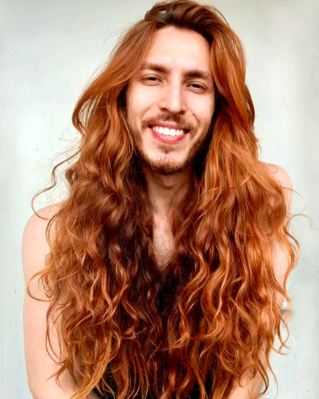 Мужчина с длинными рыжими волосами