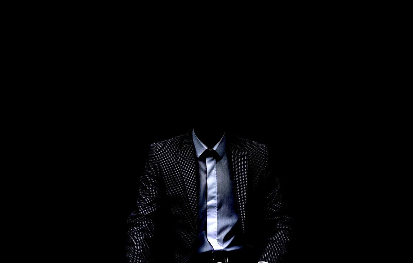 Мужчина в костюме в темноте