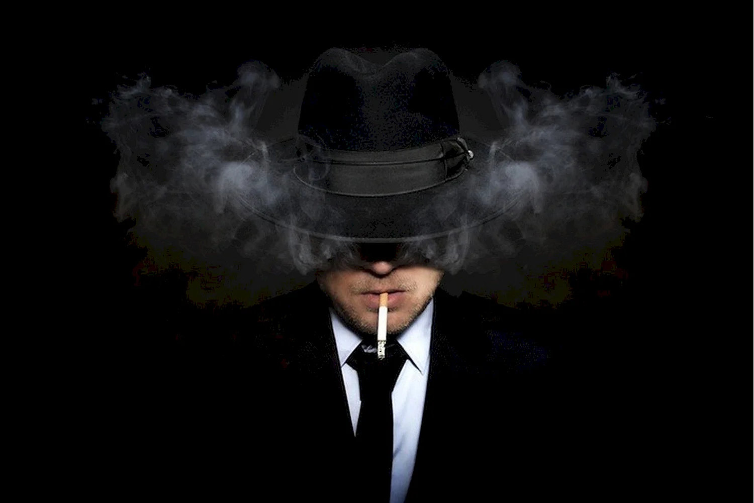 Мужчина в шляпе с сигаретой