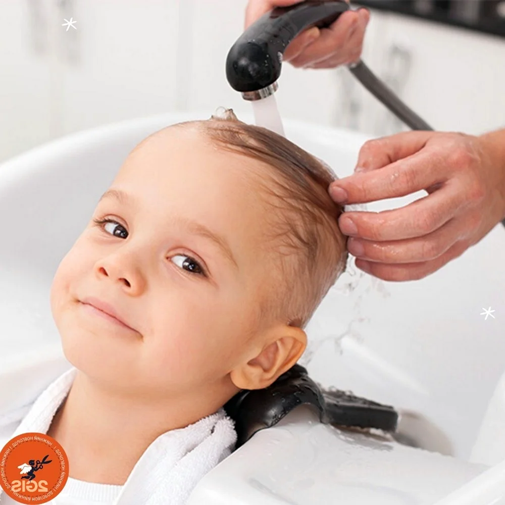 Мытье головы ребенку в парикмахерской