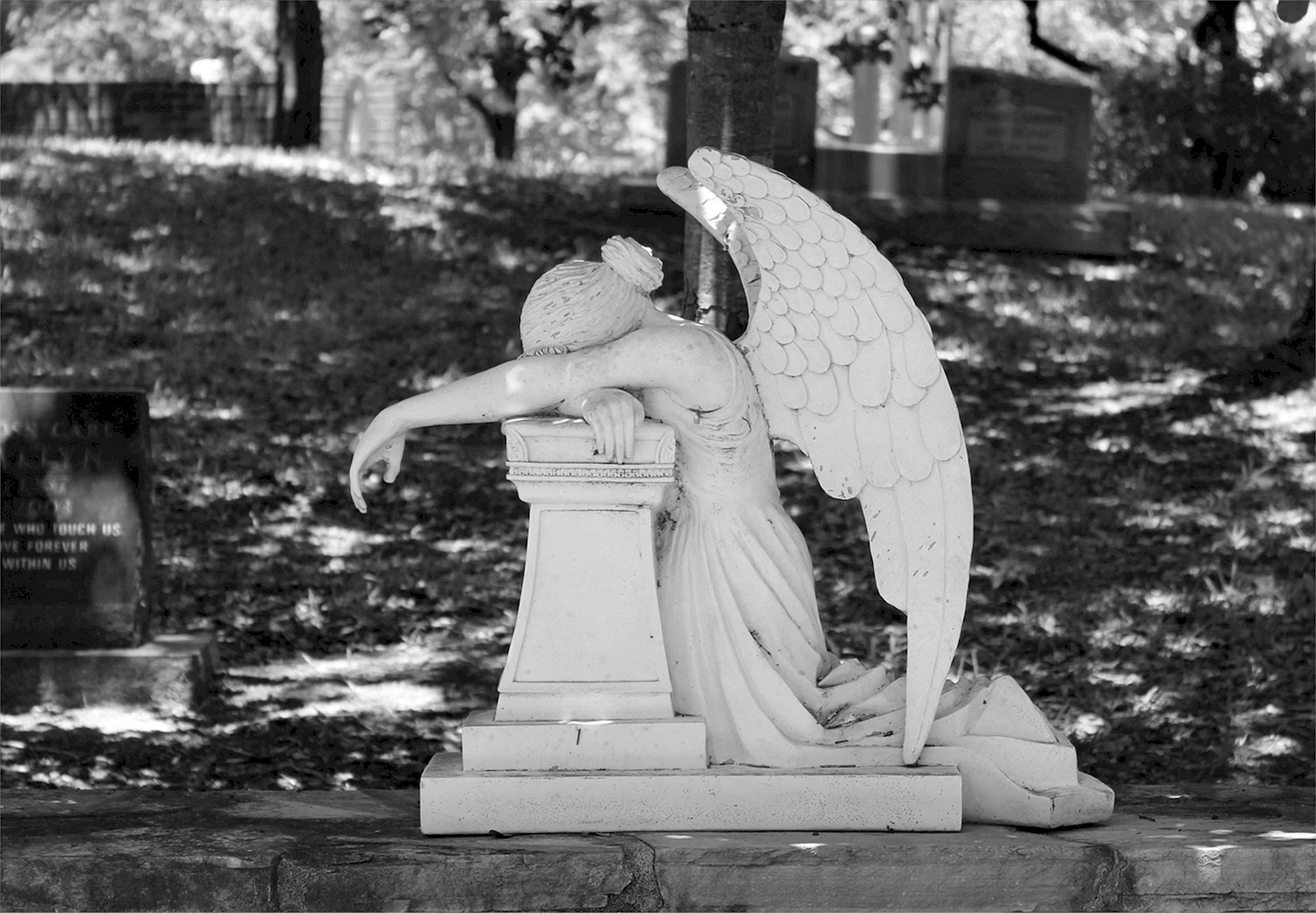 Надгробие Плачущий ангел