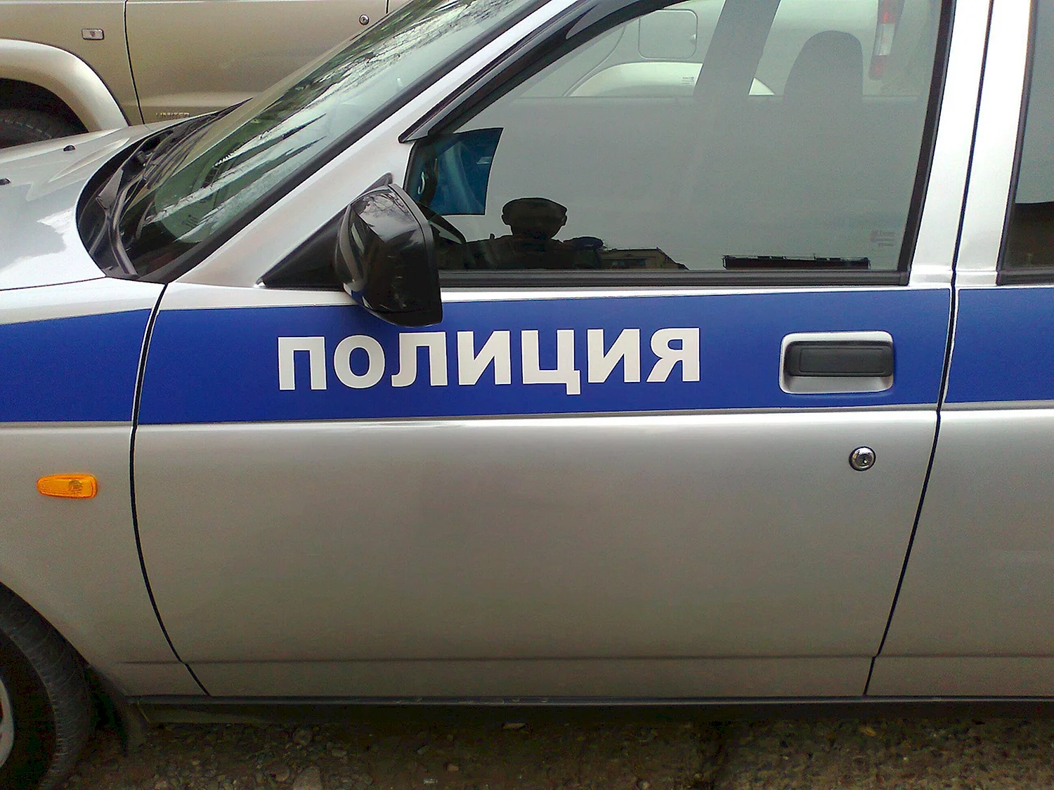 Надпись полиция на машине