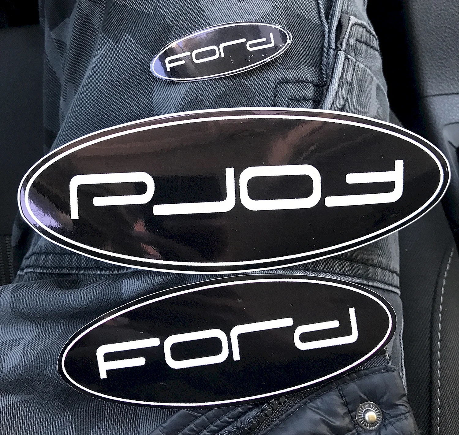 Наклейка на эмблему Форд фокус 2