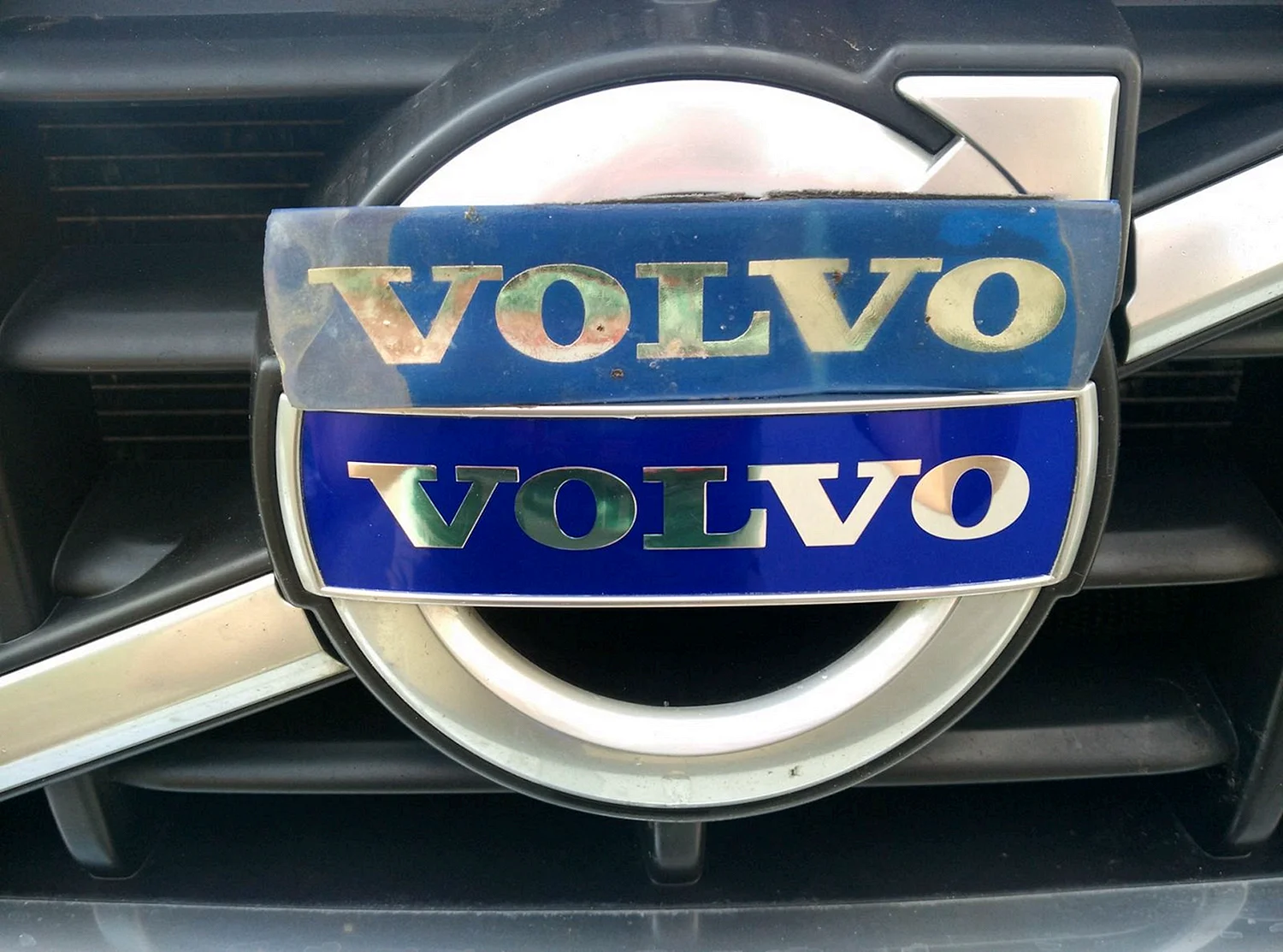 Наклейка Volvo на решетку радиатора xc60
