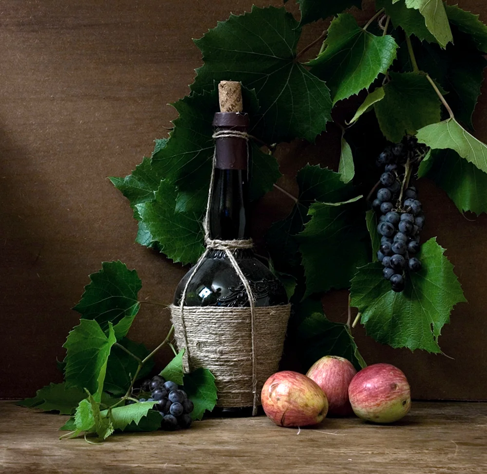 Натюрморт бутылка и виноград