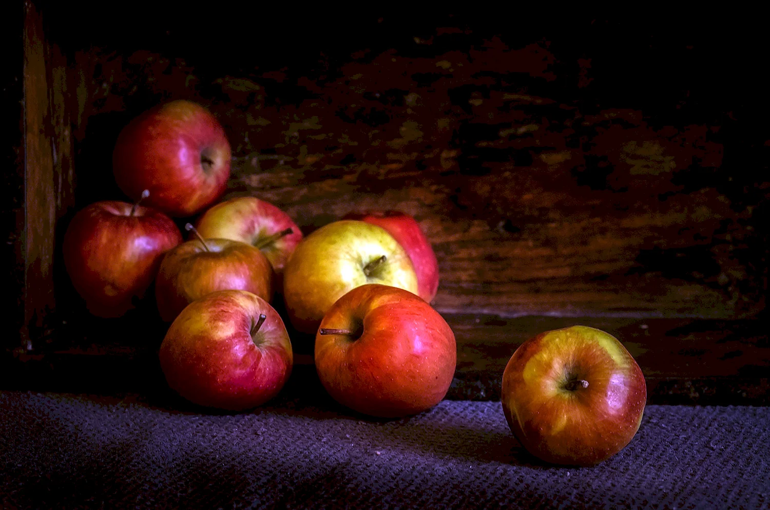 Натюрморт яблоки на столе