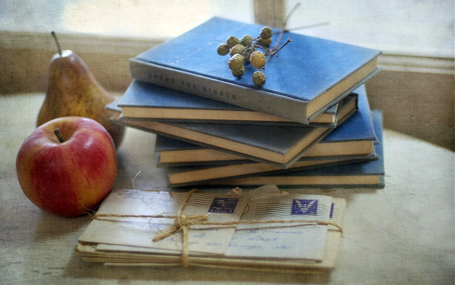 Натюрморт книга и яблоко