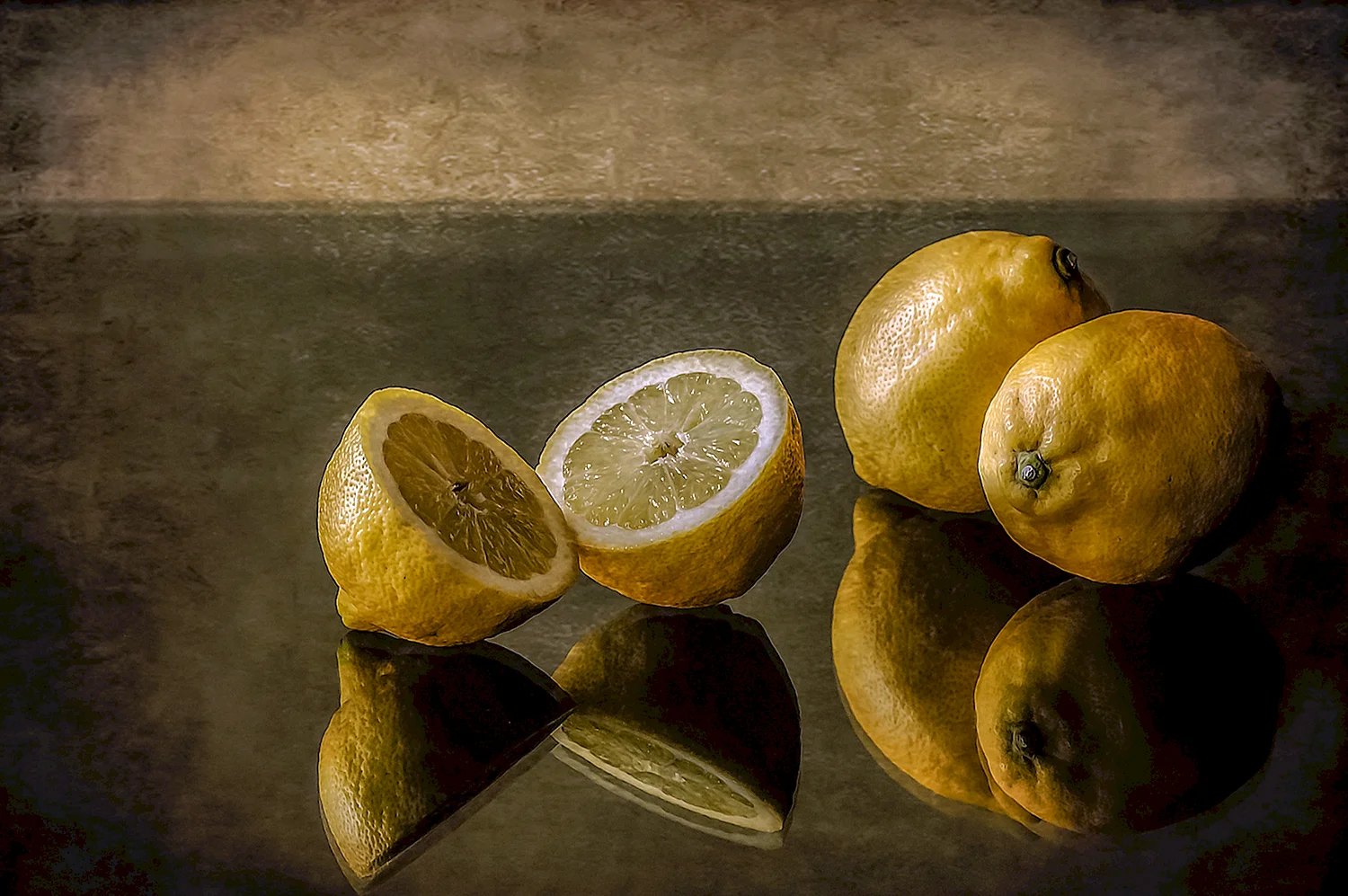 Натюрморт с лимоном