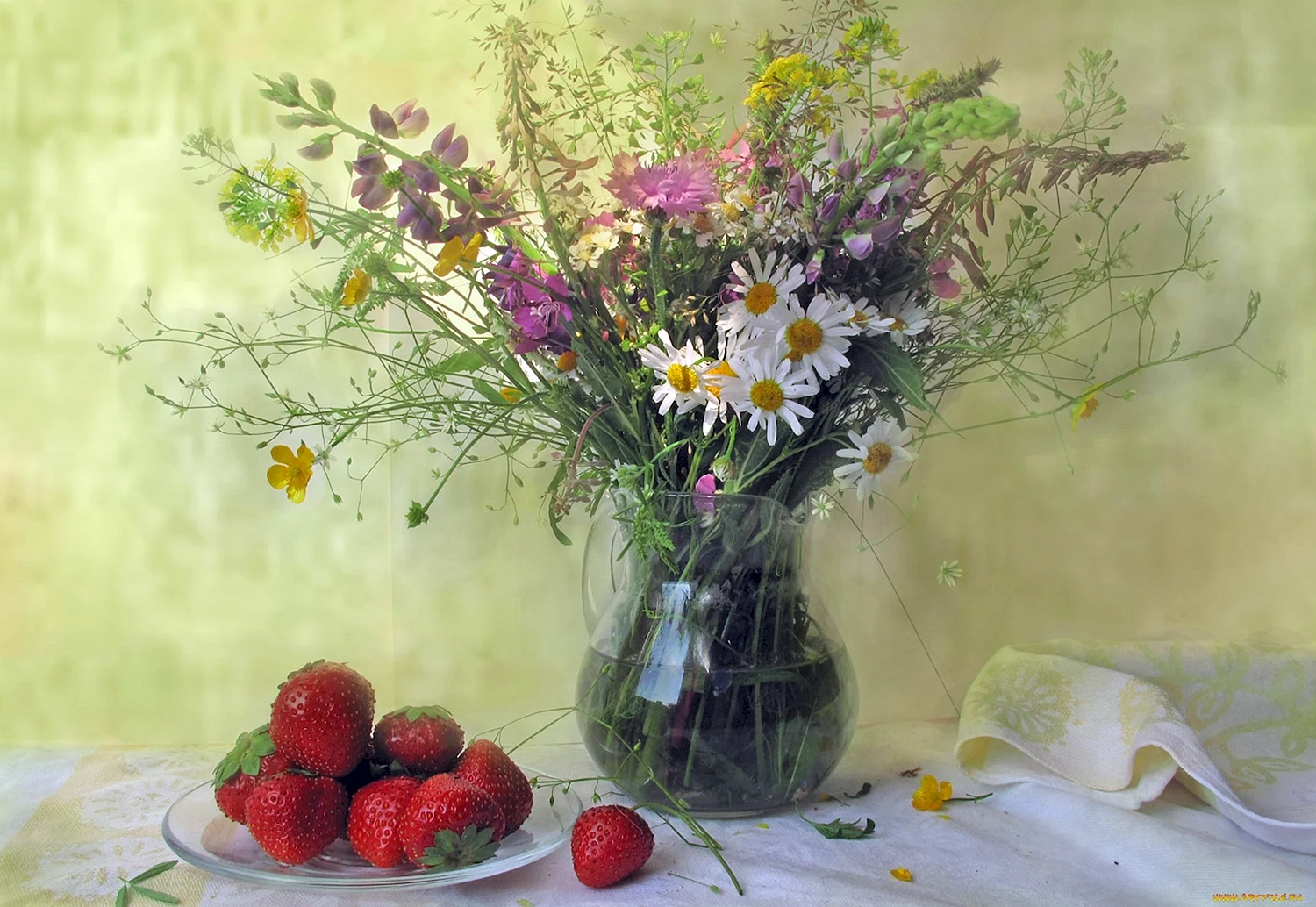 Натюрморт с полевыми цветами и фруктами