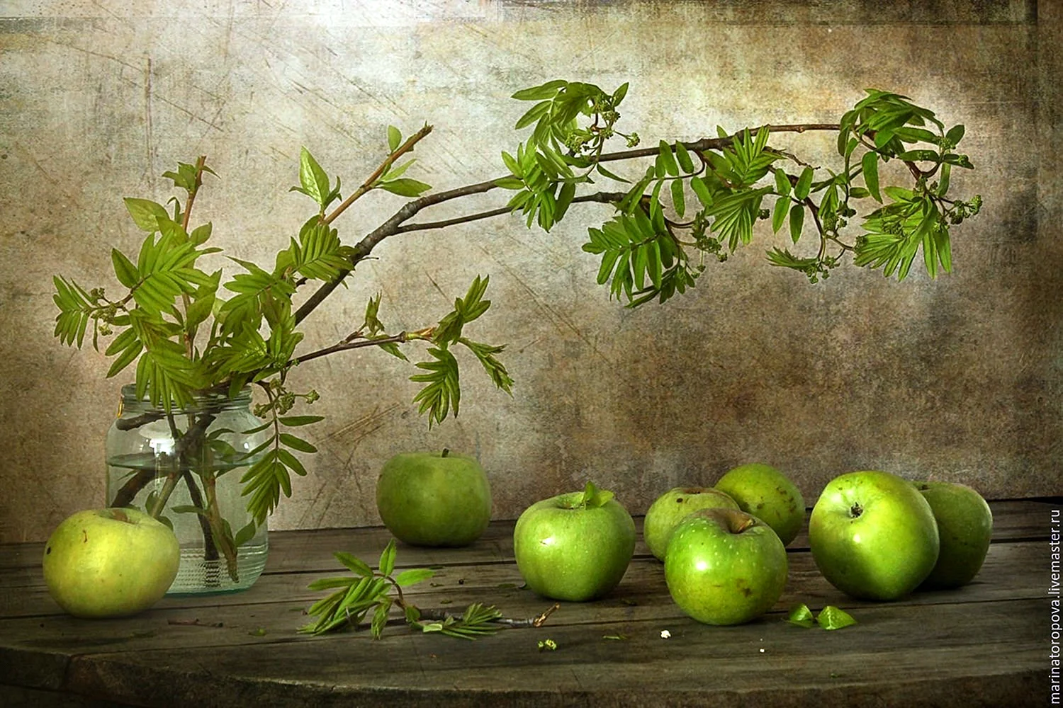 Натюрморт с зелеными яблоками