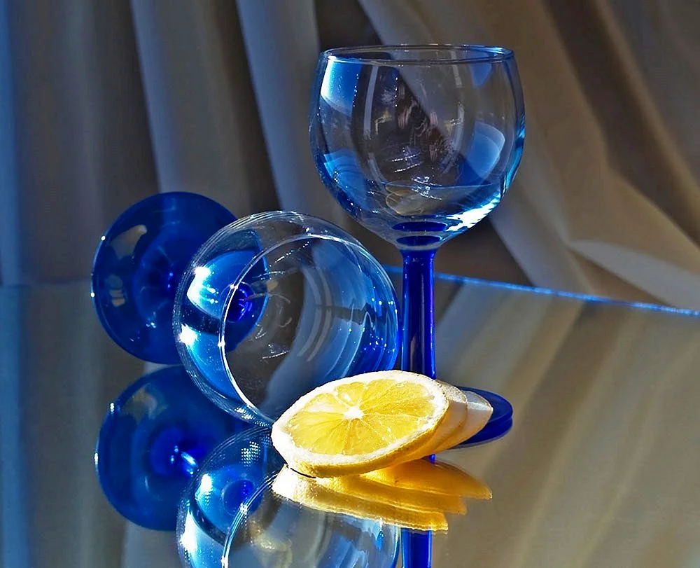 Натюрморт со стеклянной посудой