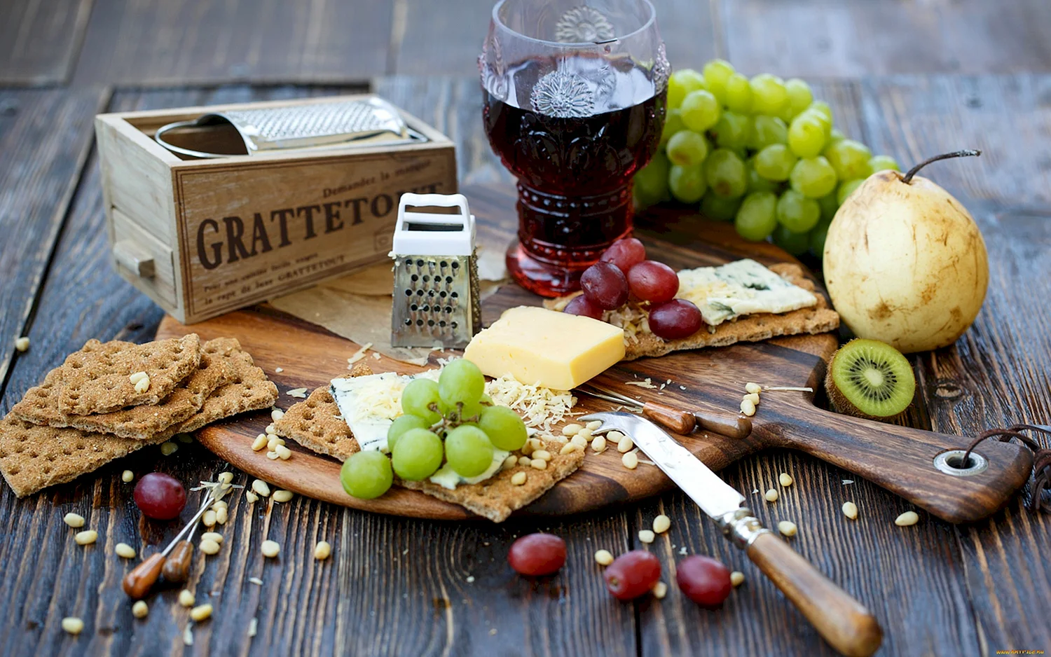 Натюрморт сыр вино виноград