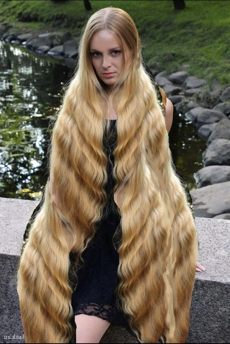 Натуральная блондинка с длинными волосами