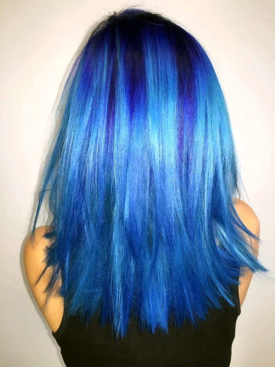 Неоново синий цвет волос