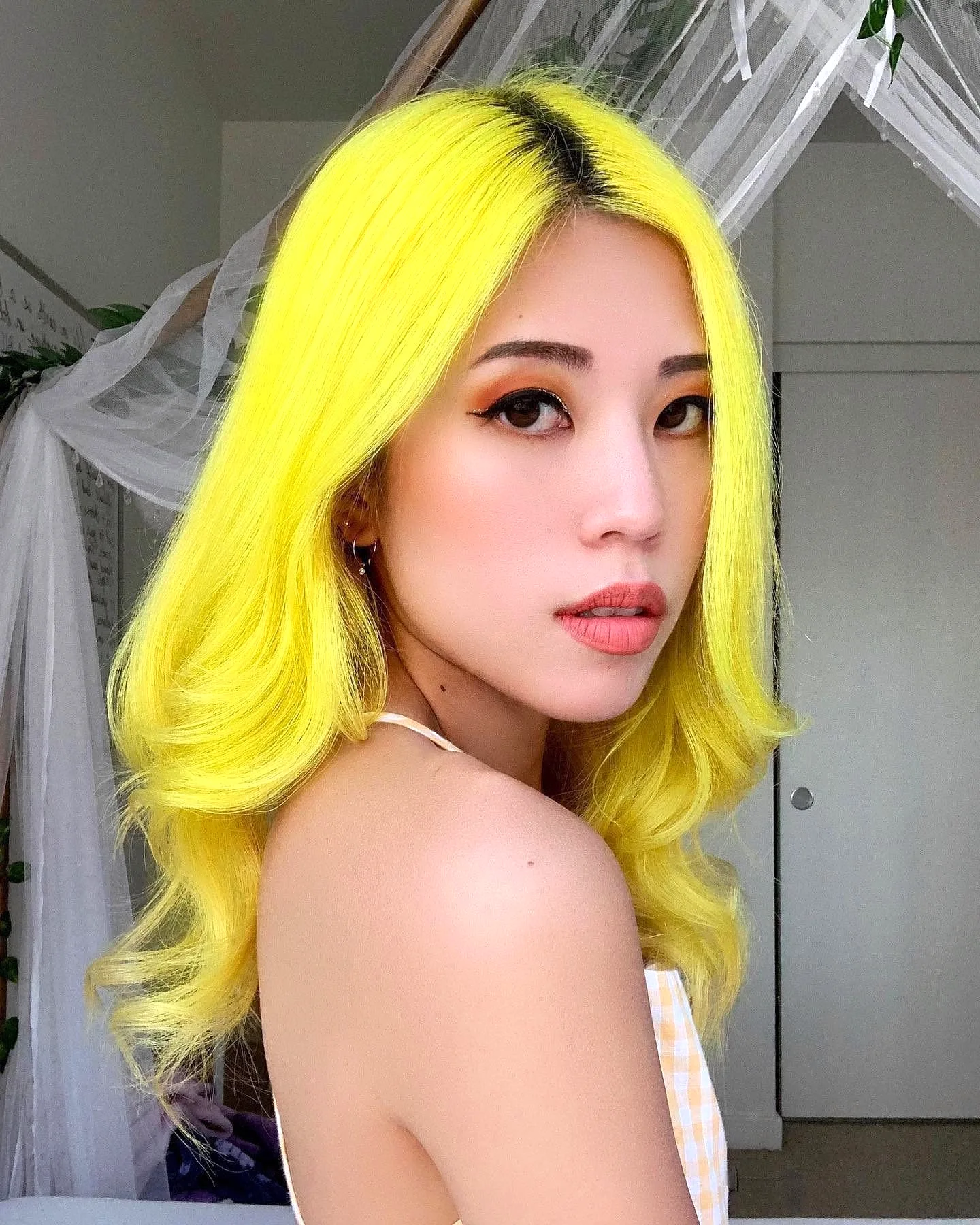 Неоновый желтый цвет волос