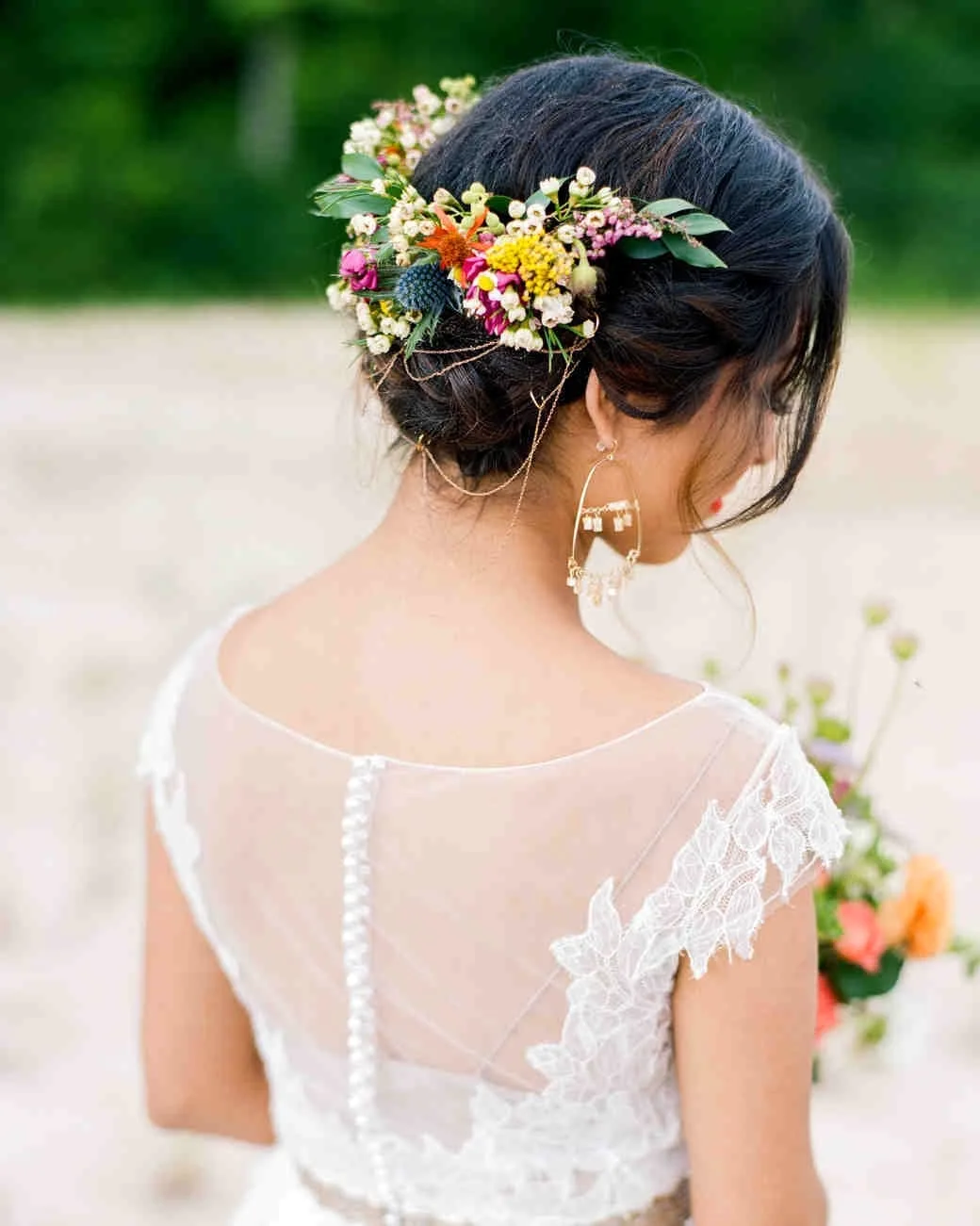 Невеста с цветами в волосах