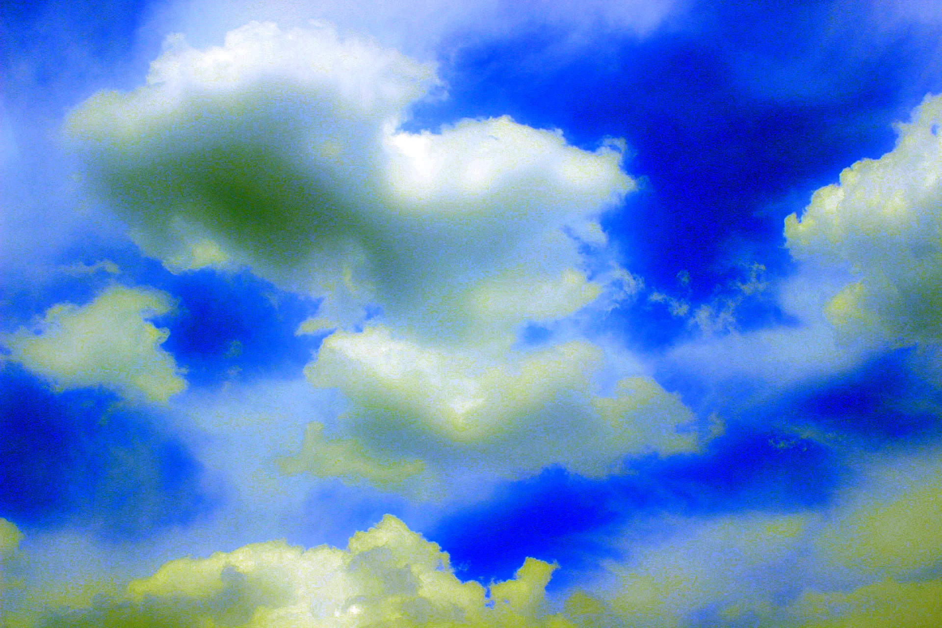 Нежно голубое небо с облаками