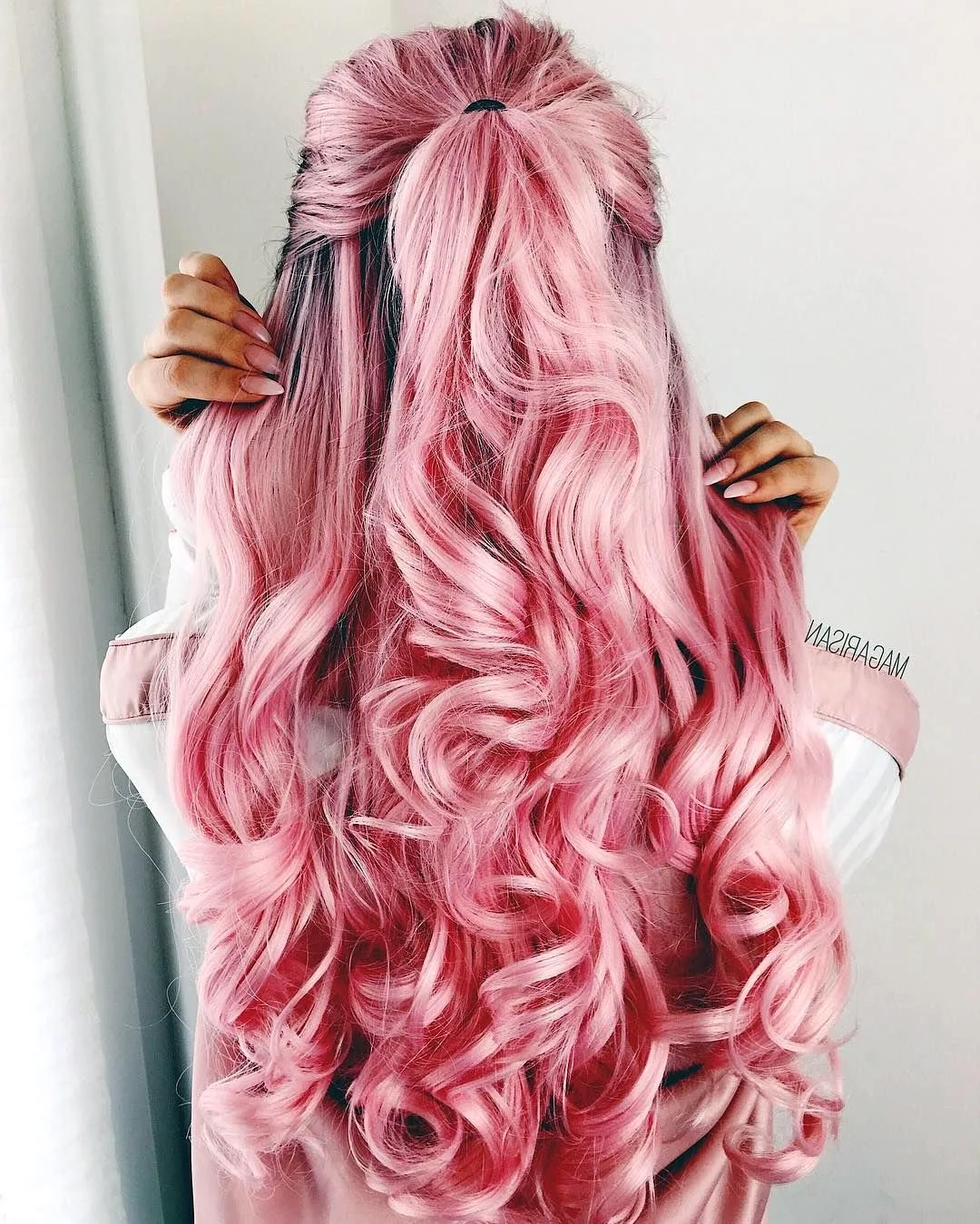 Нежно розовые волосы длинные