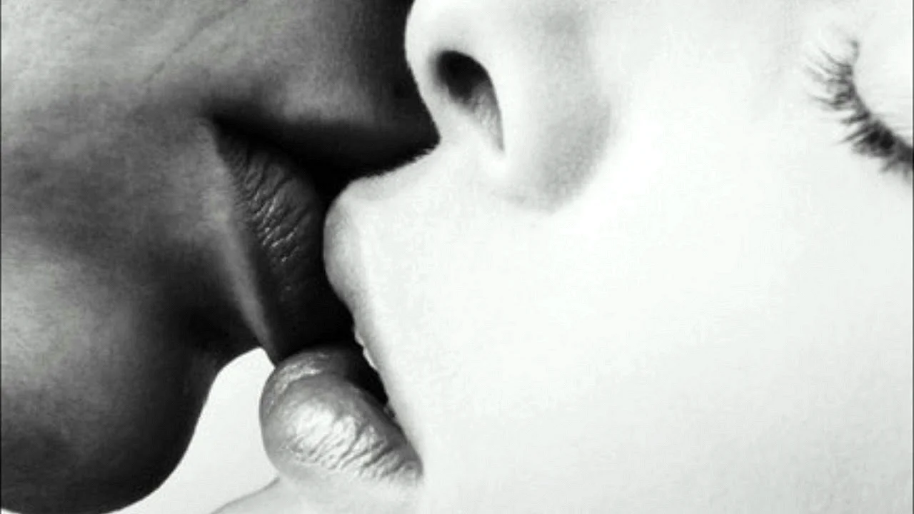 Нежный поцелуй в губы