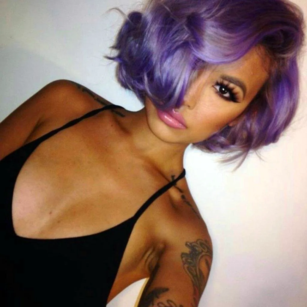 Николь Эллерс с фиолетовыми волосами