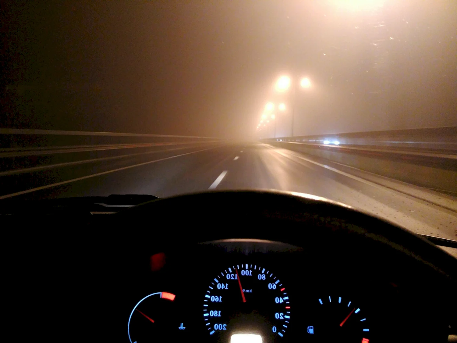 Ночная трасса из машины