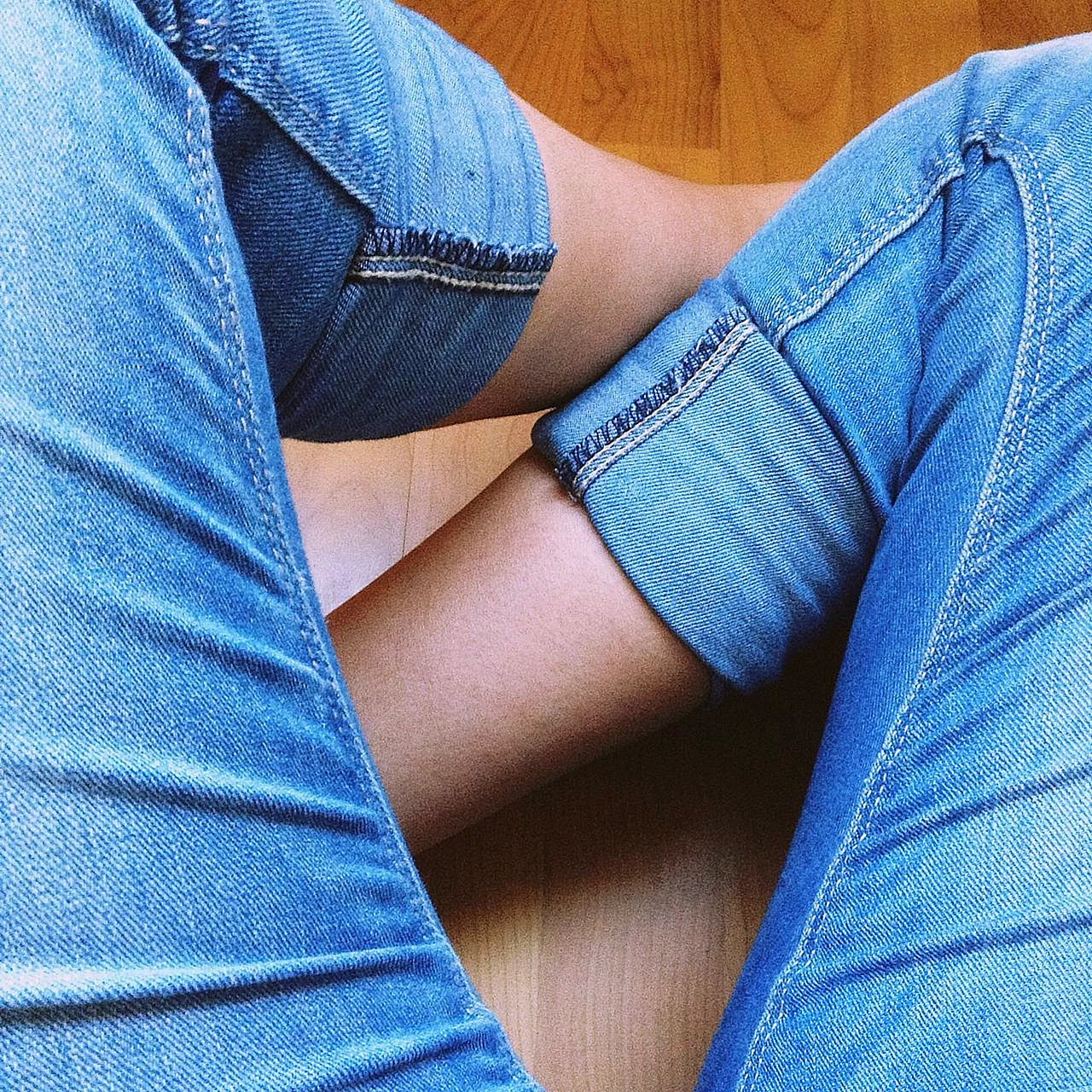 Ноги в джинсах