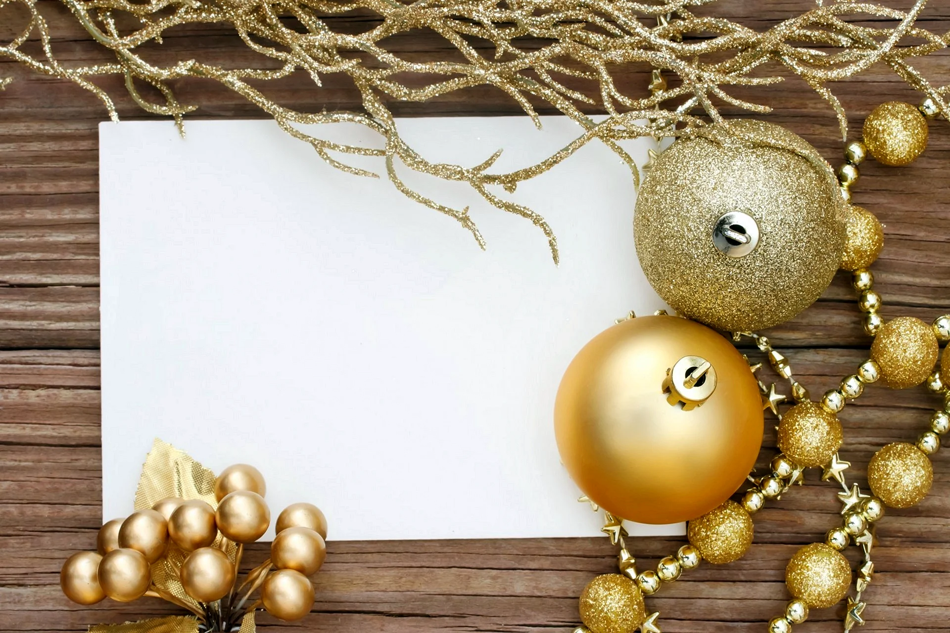 Новогодние ветки с золотыми шарами