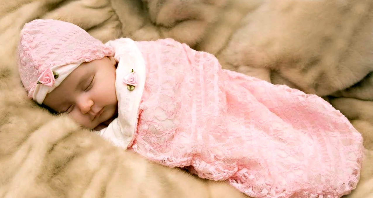 Новорожденная девочка в пеленках
