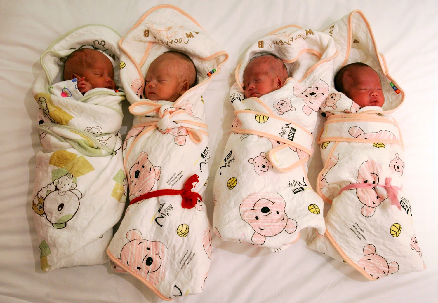 Новорожденные дети в пеленках