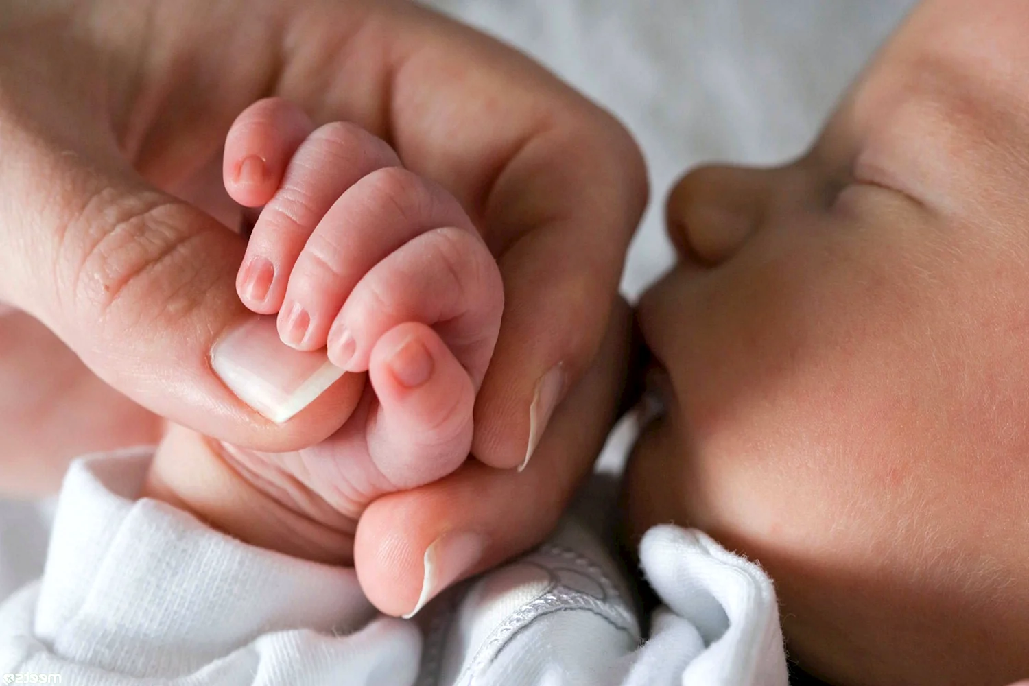 Новорожденные с ногтями