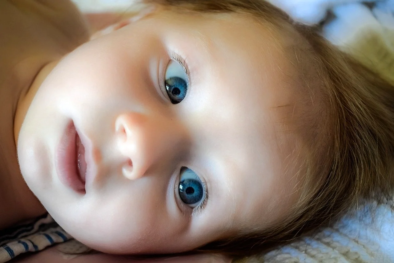 Новорожденный с голубыми глазами